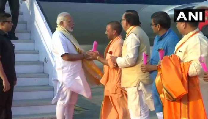 जन्मदिन मनाने वाराणसी पहुंचे पीएम मोदी, सीएम योगी ने फूल देकर किया स्वागत जन्मदिन मनाने वाराणसी पहुंचे पीएम मोदी, सीएम योगी ने फूल देकर किया स्वागत
