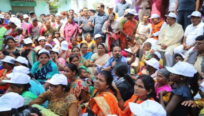 रांची: पीएम के जन्मदिन पर लोगों के साथ CM रघुवर दास ने देखी फिल्म, बच्चों के साथ काटा केक रांची: पीएम के जन्मदिन पर लोगों के साथ CM रघुवर दास ने देखी फिल्म, बच्चों के साथ काटा केक