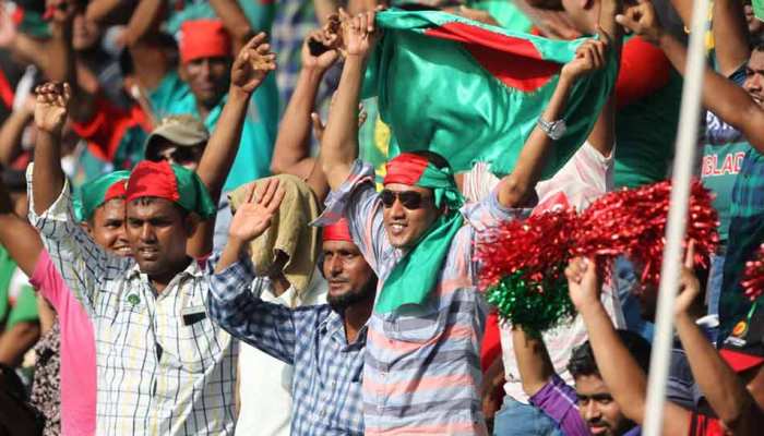 Asia Cup 2018: श्रीलंका को हराने के बाद बांग्लादेशी फैंस ने स्टेडियम में चलाया स्वच्छता अभियान Asia Cup 2018: श्रीलंका को हराने के बाद बांग्लादेशी फैंस ने स्टेडियम में चलाया स्वच्छता अभियान