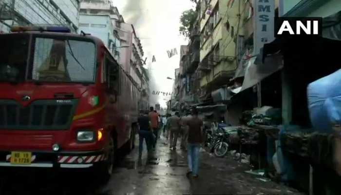 कोलकाता के बागड़ी बाजार में 42 घंटे बाद भी उठ रही हैं आग की लपटें कोलकाता के बागड़ी बाजार में 42 घंटे बाद भी उठ रही हैं आग की लपटें