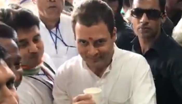 VIDEO: भोपाल रोड शो के दौरान राहुल गांधी ने फिर मारी आंख, देखें वायरल वीडियो VIDEO: भोपाल रोड शो के दौरान राहुल गांधी ने फिर मारी आंख, देखें वायरल वीडियो