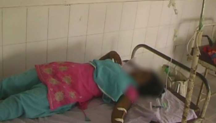 घाटशिला: एक साथ बीमार पड़ीं स्कूल की दर्जनों बच्चियां, अस्पताल में भर्ती घाटशिला: एक साथ बीमार पड़ीं स्कूल की दर्जनों बच्चियां, अस्पताल में भर्ती