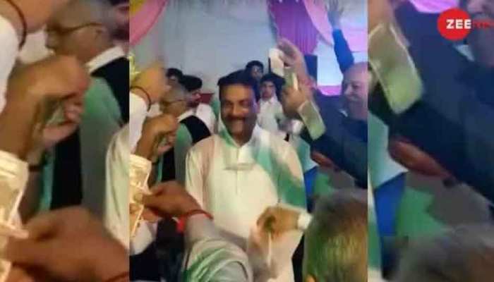 VIDEO : गणेशोत्सव में नोट बरसाकर हुआ कांग्रेस विधायक का स्वागत VIDEO : गणेशोत्सव में नोट बरसाकर हुआ कांग्रेस विधायक का स्वागत