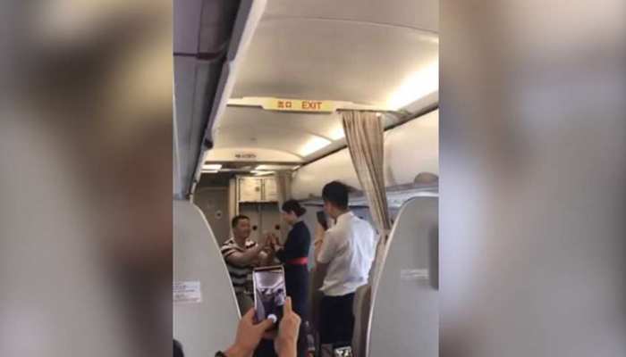 उड़ते प्लेन में एयर होस्टेस को किया प्रपोज, VIDEO वायरल होने पर सामने आई सच्चाई उड़ते प्लेन में एयर होस्टेस को किया प्रपोज, VIDEO वायरल होने पर सामने आई सच्चाई