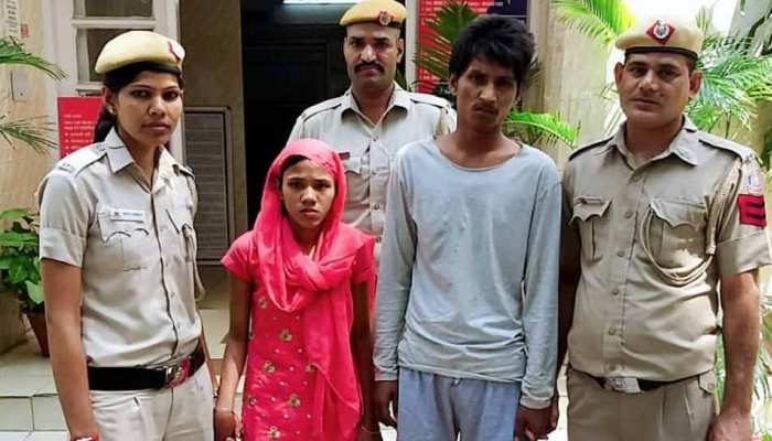 दिल्लीः पति चलाता था बाइक, पत्नी छिनती थी मोबाइल, पुलिस ने रंगे हाथ पकड़ा दिल्लीः पति चलाता था बाइक, पत्नी छिनती थी मोबाइल, पुलिस ने रंगे हाथ पकड़ा