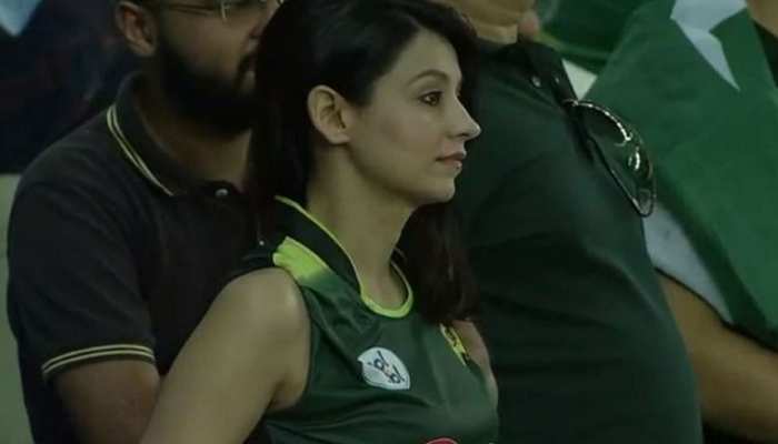 पाकिस्तान की हार के बाद सोशल मीडिया पर वायरल हुई ये लड़की, फैन्स ने BCCI से कर दी यह अपील पाकिस्तान की हार के बाद सोशल मीडिया पर वायरल हुई ये लड़की, फैन्स ने BCCI से कर दी यह अपील