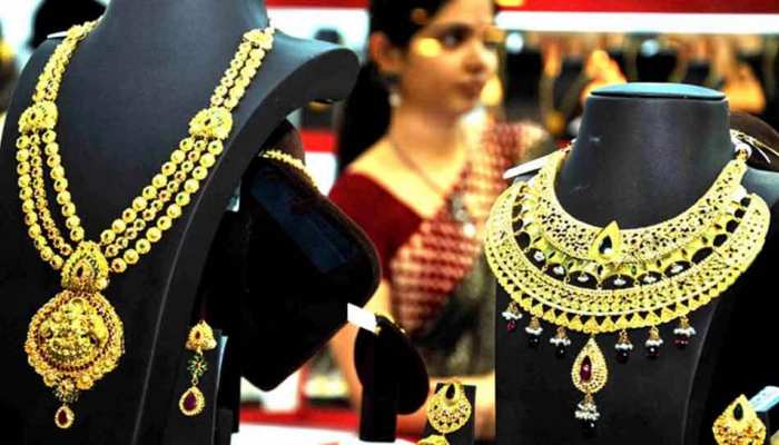 सोने की कीमतों मेें आई गिरावट, चांदी हुई महंगी, जानिए क्या रहा आज का भाव सोने की कीमतों मेें आई गिरावट, चांदी हुई महंगी, जानिए क्या रहा आज का भाव