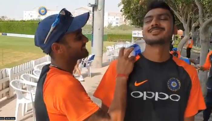 दुबई की गर्मी से बचने के लिए क्या-क्या कर रही टीम इंडिया, मजेदार VIDEO हुआ वायरल दुबई की गर्मी से बचने के लिए क्या-क्या कर रही टीम इंडिया, मजेदार VIDEO हुआ वायरल