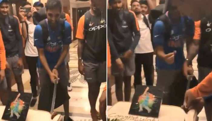VIDEO : भुवनेश्वर ने पाकिस्तान पर जीत के बाद तलवार से काटा केक VIDEO : भुवनेश्वर ने पाकिस्तान पर जीत के बाद तलवार से काटा केक