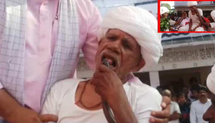 राजस्थान: हर साल हजारों की भीड़ के सामने जीभ पर काटता है सांप, लेकिन नहीं होता है असर राजस्थान: हर साल हजारों की भीड़ के सामने जीभ पर काटता है सांप, लेकिन नहीं होता है असर