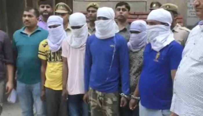 नोएडा पुलिस के हत्थे चढ़े 5 शातिर डकैत, सड़क किनारे तंबू लगाकर देसी इलाज करने का करते थे दावा नोएडा पुलिस के हत्थे चढ़े 5 शातिर डकैत, सड़क किनारे तंबू लगाकर देसी इलाज करने का करते थे दावा