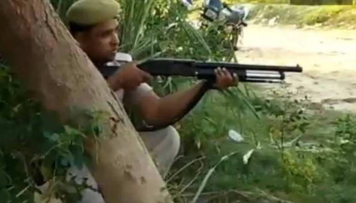 अलीगढ़ : 2 बदमाशों के एनकाउंटर पर उठे सवाल, परिजनों ने मांगा इंसाफ अलीगढ़ : 2 बदमाशों के एनकाउंटर पर उठे सवाल, परिजनों ने मांगा इंसाफ