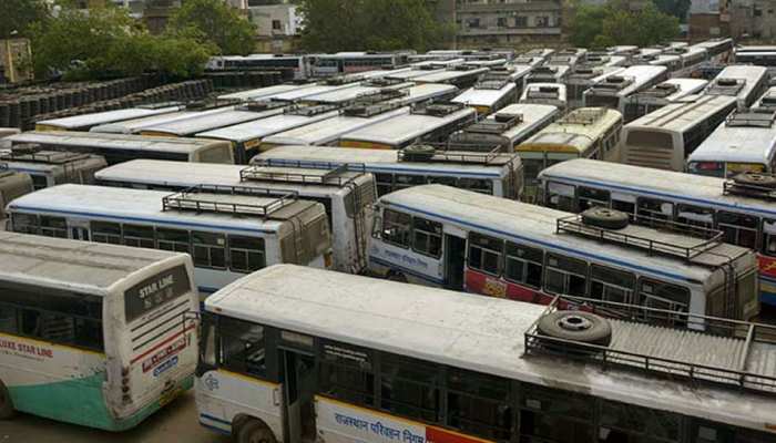 राजस्थान: यात्रियों से मनमानी कीमतें वसूल रहीं निजी बसें, लगातार पांचवे दिन जारी रोडवेज की हड़ताल राजस्थान: यात्रियों से मनमानी कीमतें वसूल रहीं निजी बसें, लगातार पांचवे दिन जारी रोडवेज की हड़ताल