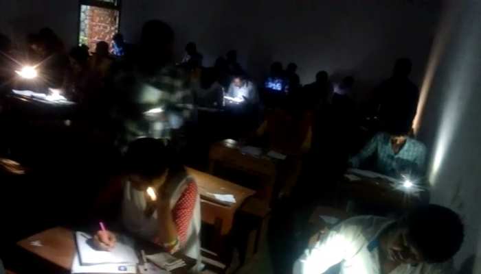 बिहार : मोबाइल की रोशनी में छात्र दे रहे हैं बीएड की परीक्षा, वीडियो वायरल बिहार : मोबाइल की रोशनी में छात्र दे रहे हैं बीएड की परीक्षा, वीडियो वायरल