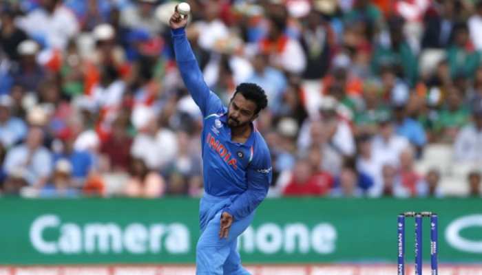 केदार जाधव के 'बॉलिंग एक्शन' को लेकर आपस में भिड़ी बीजेपी और कांग्रेस केदार जाधव के 'बॉलिंग एक्शन' को लेकर आपस में भिड़ी बीजेपी और कांग्रेस