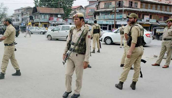 J&K : आतंकी धमकी से घबराए 5 पुलिसवालों ने दिया इस्तीफा, एक ने कहा- 'अब फल बेचूंगा' J&K : आतंकी धमकी से घबराए 5 पुलिसवालों ने दिया इस्तीफा, एक ने कहा- 'अब फल बेचूंगा'