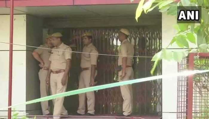 नोएडा: PNB बैंक लूटने आए थे बदमाश, नाकाम हुए तो दो गार्ड्स की कर दी हत्या नोएडा: PNB बैंक लूटने आए थे बदमाश, नाकाम हुए तो दो गार्ड्स की कर दी हत्या