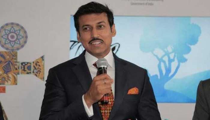 खेल मंत्री राज्यवर्धन राठौड़ के घर के बाहर तीरंदाजी के नेशनल प्लेयर्स धरने पर बैठे खेल मंत्री राज्यवर्धन राठौड़ के घर के बाहर तीरंदाजी के नेशनल प्लेयर्स धरने पर बैठे