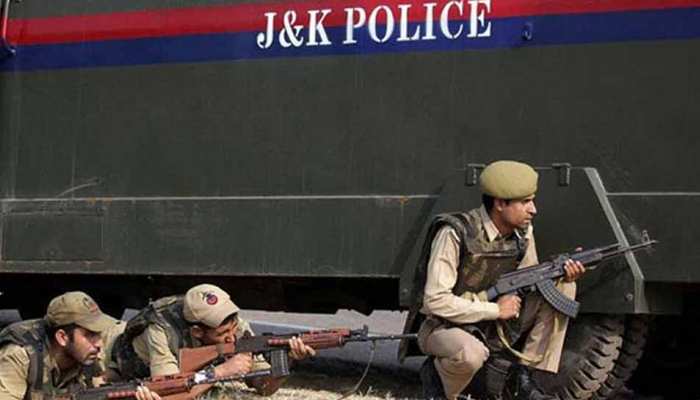 जम्मू-कश्मीर में 5 पुलिसकर्मियों के इस्तीफे से गृह मंत्रालय का इनकार जम्मू-कश्मीर में 5 पुलिसकर्मियों के इस्तीफे से गृह मंत्रालय का इनकार