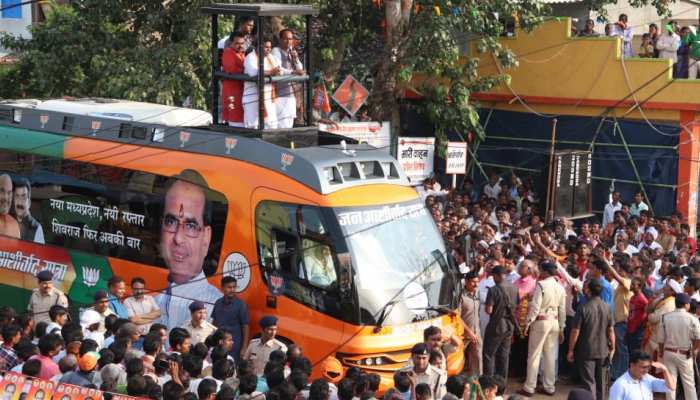 कमलनाथ के गढ़ पहुंची सीएम शिवराज की जन आशीर्वाद यात्रा, जनता से पूछे ये सवाल... कमलनाथ के गढ़ पहुंची सीएम शिवराज की जन आशीर्वाद यात्रा, जनता से पूछे ये सवाल...