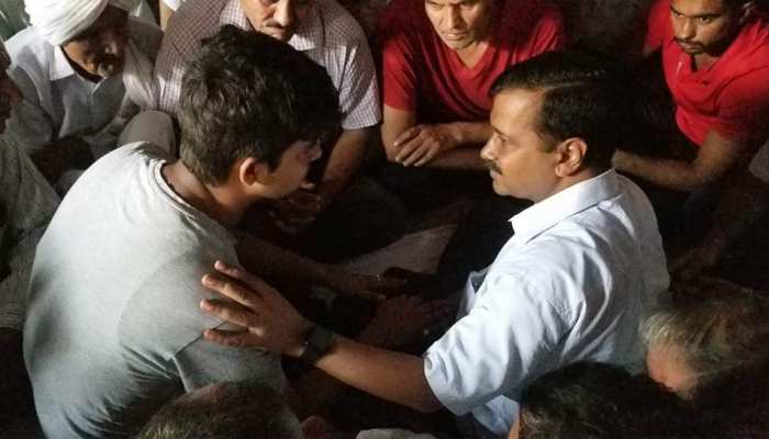 शहीद के घर पहुंचे केजरीवाल, परिवार को आर्थिक मदद, नौकरी देने के लिए बदलेंगे कानून शहीद के घर पहुंचे केजरीवाल, परिवार को आर्थिक मदद, नौकरी देने के लिए बदलेंगे कानून