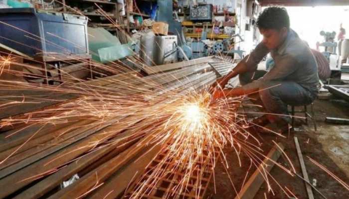 गिरते रुपए के बीच भारतीय अर्थव्यवस्था की बढ़ी रफ्तार, इस एजेंसी ने विकास दर का अनुमान बढ़ाया गिरते रुपए के बीच भारतीय अर्थव्यवस्था की बढ़ी रफ्तार, इस एजेंसी ने विकास दर का अनुमान बढ़ाया