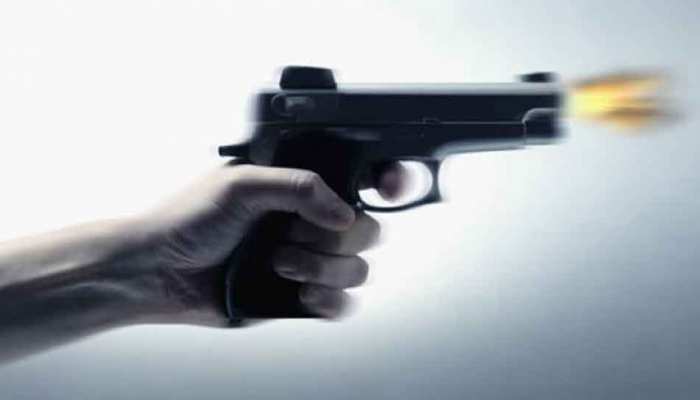 नेपाल में एक शख्स की हत्या कर भारत में घुसे 4 हमलावर, जांच में जुटी पुलिस नेपाल में एक शख्स की हत्या कर भारत में घुसे 4 हमलावर, जांच में जुटी पुलिस