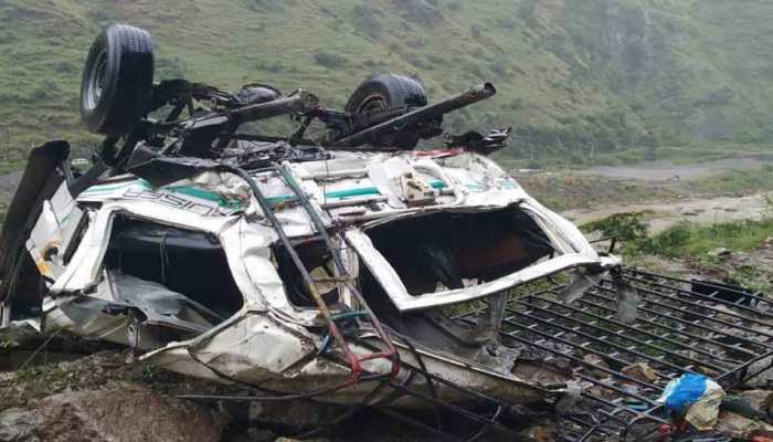 शिमला में दर्दनाक हादसा, गहरी खाई में जीप गिरने से 13 लोगों की मौत शिमला में दर्दनाक हादसा, गहरी खाई में जीप गिरने से 13 लोगों की मौत
