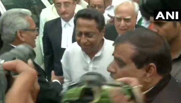 MP: दिग्विजय सिंह ने व्यापम मामले सीएम शिवराज सहित 18 के खिलाफ पेश की याचिका, बयान दर्ज कराने कोर्ट पहुंचे कमलनाथ MP: दिग्विजय सिंह ने व्यापम मामले सीएम शिवराज सहित 18 के खिलाफ पेश की याचिका, बयान दर्ज कराने कोर्ट पहुंचे कमलनाथ