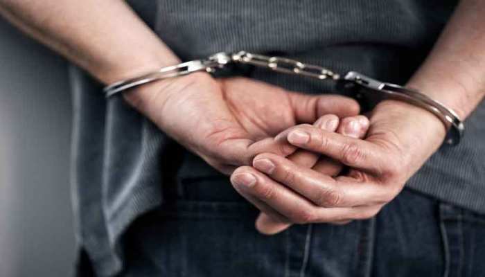 अप्पू के घर के मैनेजर को पुलिस ने किया गिरफ्तार, 75 बोतल बीयर और इतनी विदेशी शराब बरामद अप्पू के घर के मैनेजर को पुलिस ने किया गिरफ्तार, 75 बोतल बीयर और इतनी विदेशी शराब बरामद