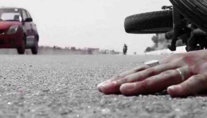 जम्मू : फिसलन के कारण 300 फुट गहरी खाई में गिरी बस, 4 लोगों की मौत जम्मू : फिसलन के कारण 300 फुट गहरी खाई में गिरी बस, 4 लोगों की मौत