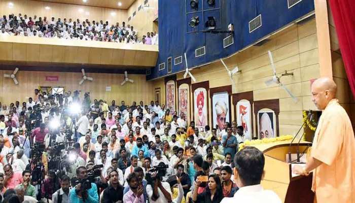 'बेचारे' राहुल गांधी तथ्यों को समझे बगैर स्क्रिप्ट पढ़ते रहते हैं: योगी आदित्यनाथ 'बेचारे' राहुल गांधी तथ्यों को समझे बगैर स्क्रिप्ट पढ़ते रहते हैं: योगी आदित्यनाथ