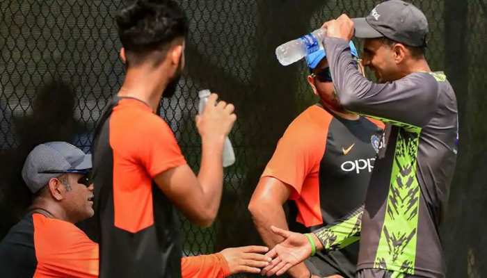 वसीम अकरम ने शोएब मलिक को बताया 'धोनी', पाकिस्तानी फैन्स हुए नाराज वसीम अकरम ने शोएब मलिक को बताया 'धोनी', पाकिस्तानी फैन्स हुए नाराज