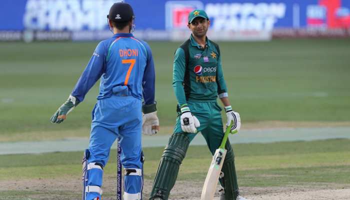 INDvsPAK: शोएब मलिक का कैच लेने के बाद भी धोनी ने क्यों नहीं की आउट की अपील? INDvsPAK: शोएब मलिक का कैच लेने के बाद भी धोनी ने क्यों नहीं की आउट की अपील?
