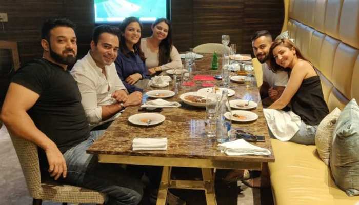 विराट कोहली ने पत्नी अनुष्का के साथ किया अपने रेस्टोरेंट में लंच, साथ में था ये कपल विराट कोहली ने पत्नी अनुष्का के साथ किया अपने रेस्टोरेंट में लंच, साथ में था ये कपल