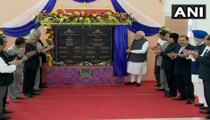 PM मोदी ने सिक्किम को दी पहले एयरपोर्ट की सौगात, कहा- 'देश ने लगाई सेंचुरी' PM मोदी ने सिक्किम को दी पहले एयरपोर्ट की सौगात, कहा- 'देश ने लगाई सेंचुरी'