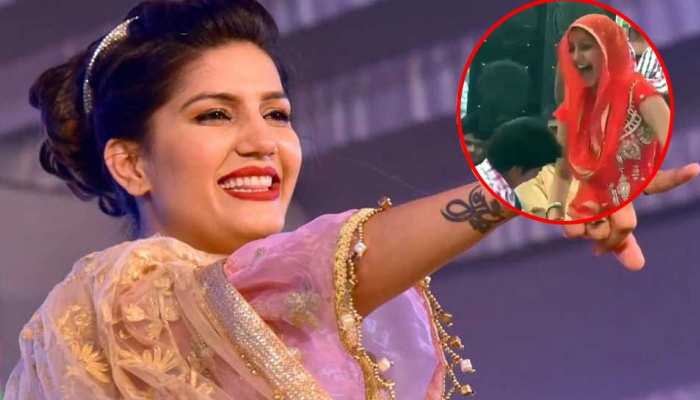 Video: Dance करती सपना चौधरी के स्टेज पर चढ़ गया ये बच्चा, फिर मचा ये धमाल Video: Dance करती सपना चौधरी के स्टेज पर चढ़ गया ये बच्चा, फिर मचा ये धमाल