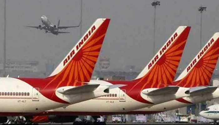 सोने की तस्करी में पकड़े गए दो लोगों में एयर इंडिया एक कर्मी भी शामिल सोने की तस्करी में पकड़े गए दो लोगों में एयर इंडिया एक कर्मी भी शामिल