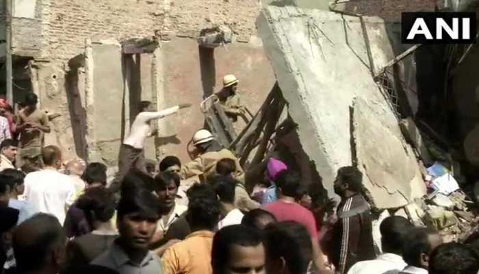 दिल्ली के अशोक विहार में भरभरा कर गिरी तीन मंजिला इमारत, दो बच्चों की मौत, तीन की हालत गंभीर दिल्ली के अशोक विहार में भरभरा कर गिरी तीन मंजिला इमारत, दो बच्चों की मौत, तीन की हालत गंभीर