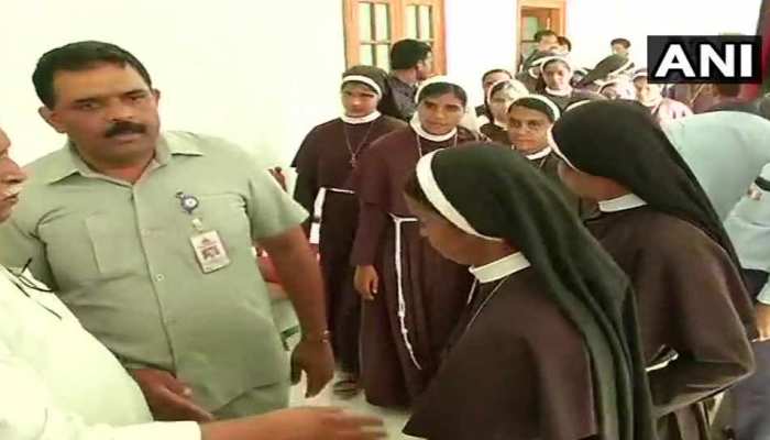सीएम विजयन से मिला ननों का प्रतिनिधिमंडल, बोलीं- 'बिशप के साथ हो रहा है पक्षपात' सीएम विजयन से मिला ननों का प्रतिनिधिमंडल, बोलीं- 'बिशप के साथ हो रहा है पक्षपात'