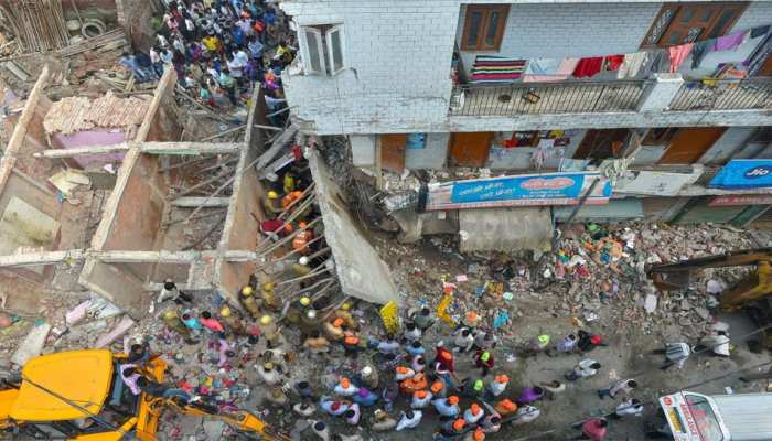 दिल्ली: इमारत ढहने से चार बच्चों और एक महिला की मौत, मुख्यमंत्री नेे दिए जांच के आदेश दिल्ली: इमारत ढहने से चार बच्चों और एक महिला की मौत, मुख्यमंत्री नेे दिए जांच के आदेश