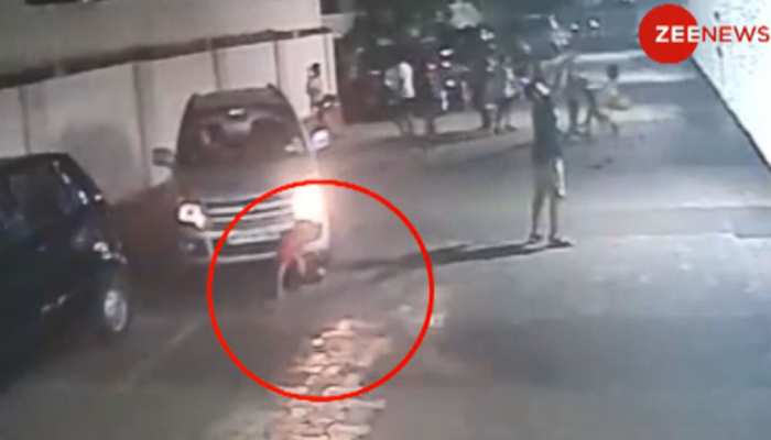मुंबई: बच्चे के ऊपर महिला ने चढ़ा दी कार, फिर जो हुआ वह देखकर चौंक जाएंगे आप मुंबई: बच्चे के ऊपर महिला ने चढ़ा दी कार, फिर जो हुआ वह देखकर चौंक जाएंगे आप