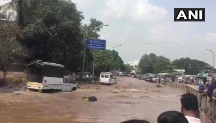 VIDEO: पुणे में टूटी खड़कवासला बांध की दीवार, पानी में डूबे कई इलाके VIDEO: पुणे में टूटी खड़कवासला बांध की दीवार, पानी में डूबे कई इलाके