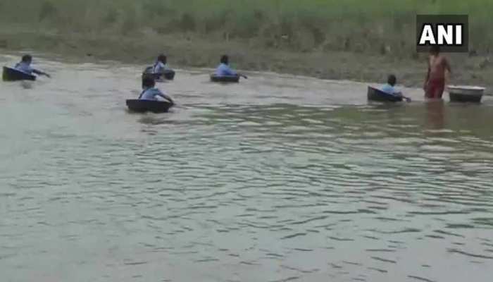 देखें VIDEO: जहां आज भी बच्चे बर्तनों में बैठकर नदी पार कर पहुंचते हैं स्कूल देखें VIDEO: जहां आज भी बच्चे बर्तनों में बैठकर नदी पार कर पहुंचते हैं स्कूल