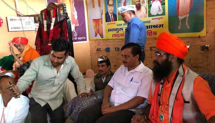 अब हरियाणा में पांव पसारने में जुटी AAP, दलितों को साधने के लिए रविदास मंदिर पहुंचे केजरीवाल अब हरियाणा में पांव पसारने में जुटी AAP, दलितों को साधने के लिए रविदास मंदिर पहुंचे केजरीवाल