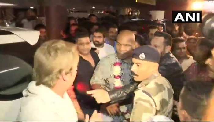 PICS: पहली बार भारत आए बॉक्सर माइक टाइसन, कुछ यूं हुआ स्वागत PICS: पहली बार भारत आए बॉक्सर माइक टाइसन, कुछ यूं हुआ स्वागत