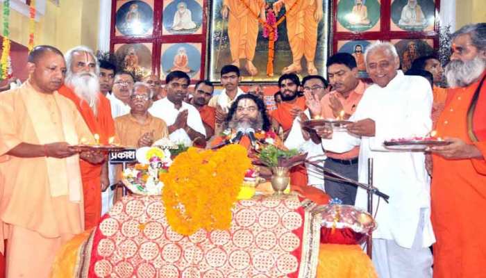फतवों से नहीं बल्कि बाबा साहेब के संविधान के मुताबिक चलेगा देश: योगी फतवों से नहीं बल्कि बाबा साहेब के संविधान के मुताबिक चलेगा देश: योगी