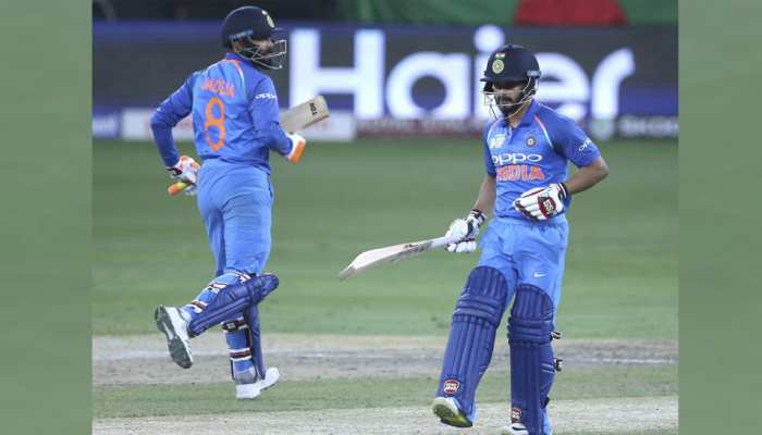 देखिए, कैसे दर्द में भी क्रीज पर डटा रहा और करोड़ों मायूस चेहरों पर मुस्कान ले आया ये 'योद्धा' देखिए, कैसे दर्द में भी क्रीज पर डटा रहा और करोड़ों मायूस चेहरों पर मुस्कान ले आया ये 'योद्धा'