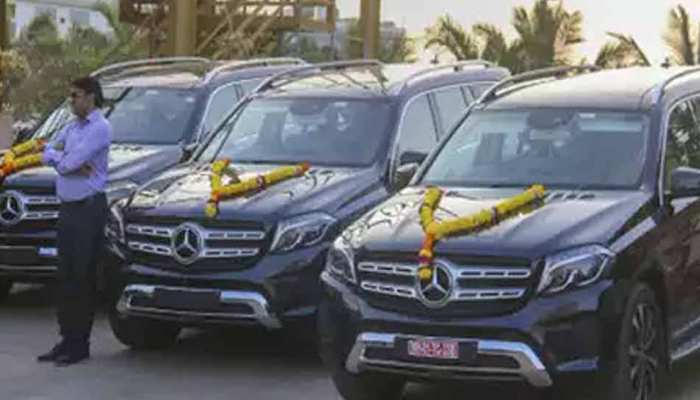 ईमानदारी का तोहफा, 25 साल कंपनी को दिए तो मालिक ने गिफ्ट की 3 करोड़ की मर्सिडीज बेंज ईमानदारी का तोहफा, 25 साल कंपनी को दिए तो मालिक ने गिफ्ट की 3 करोड़ की मर्सिडीज बेंज
