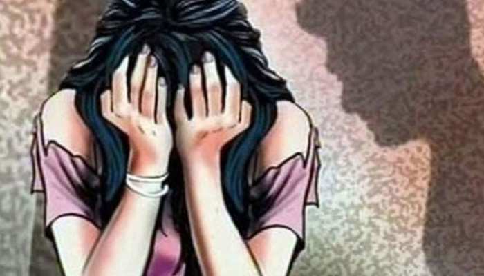 अलवर: 8 साल की बच्ची से किशोर ने किया बलात्कार, डर की वजह से परिजनों ने पहले नहीं की FIR अलवर: 8 साल की बच्ची से किशोर ने किया बलात्कार, डर की वजह से परिजनों ने पहले नहीं की FIR